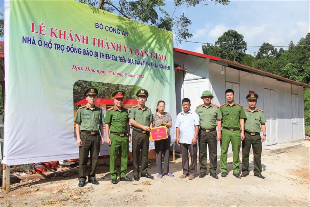 thừa ủy quyền của lãnh đạo Bộ Công an, Thượng tá Nguyễn Hoàng Trí Kháng, Phó Giám đốc Công an tỉnh Thái Nguyên đã bàn giao nhà và trao quà của đồng chí Bộ trưởng tặng gia ông Nguyễn Minh Lý.