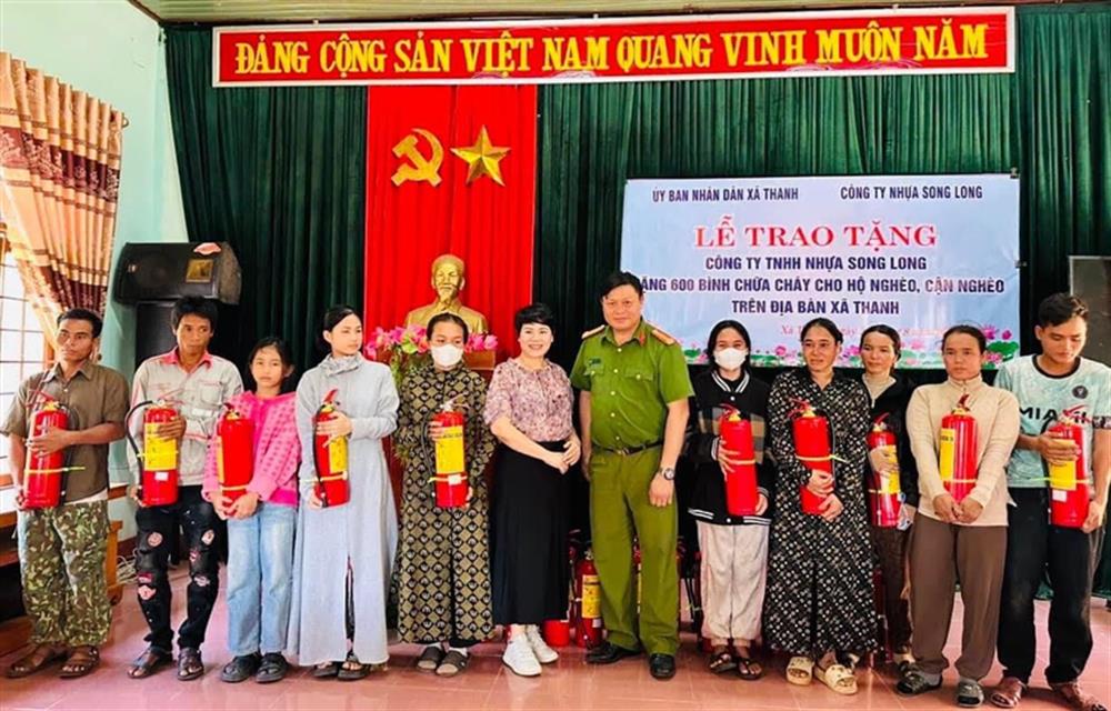 Công an xã Thanh, huyện Hướng Hóa trao bình chữa cháy tặng các hộ dân trên địa bàn.