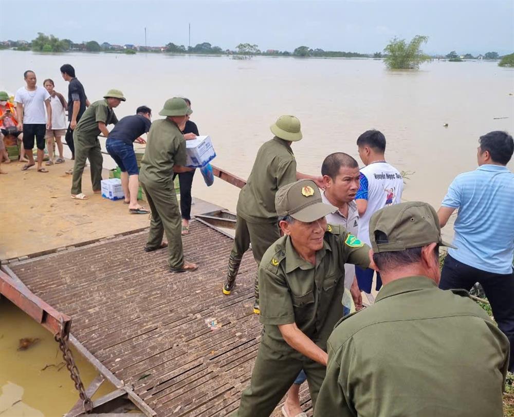 Lực lượng tham gia bảo vệ ANTT ở cơ sở thị xã Việt Yên chung tay vận chuyển lương thực, thực phẩm hỗ trợ bà con nhân dân vùng bị ngập lũ.