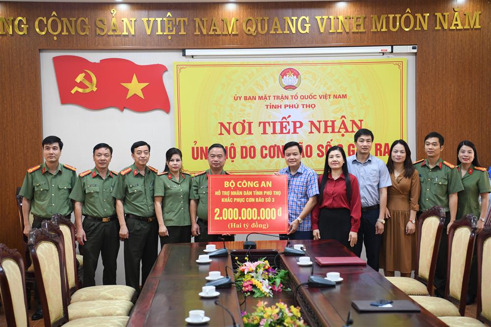 Thừa ủy quyền, Đại tá Nguyễn Hữu Phước, Phó Giám đốc Công an tỉnh trao kinh phí của Bộ Công an tới Ủy ban Mặt trận Tổ quốc tỉnh Phú Thọ để hỗ trợ nhân dân khắc phục hậu quả bão số 3.