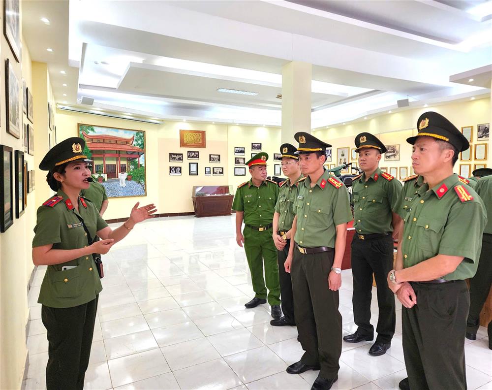 Đoàn công tác nghe thuyết minh tại Khu di tích Hòn đá bạc.