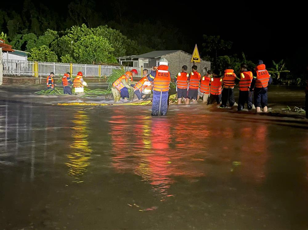 Lực lượng Công an huyện Tam Đảo tổ chức công tác cứu nạn, cứu hộ đưa 3 người dân ra khỏi vùng nguy hiểm.