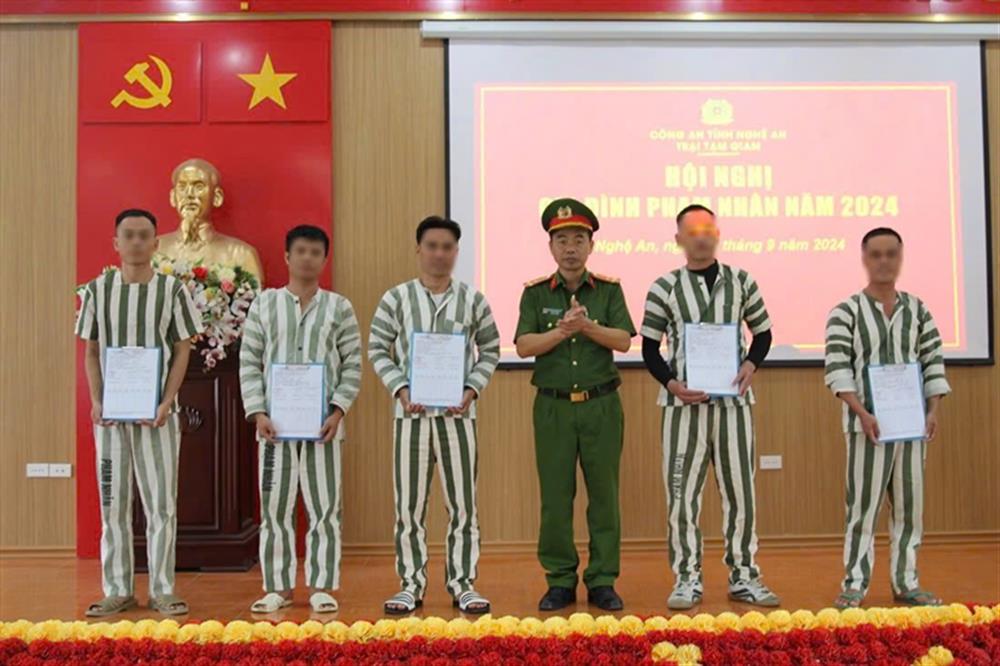 Trao thưởng các phạm nhân có thành tích trong quá trình chấp hành án.