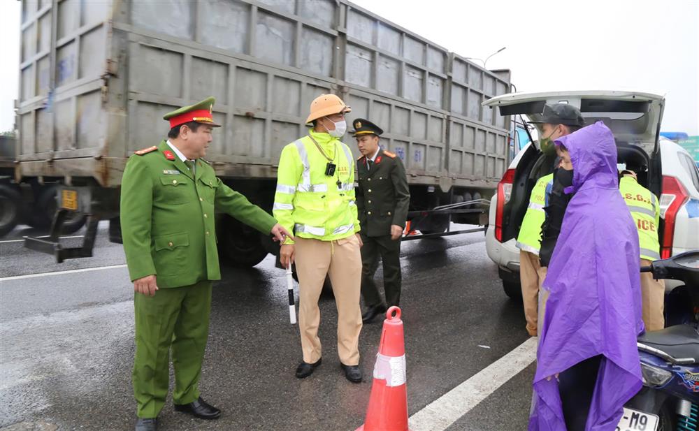 Lãnh đạo Công an tỉnh kiểm tra công tác tuần tra, kiểm soát bảo đảm TTATGT khép kín 24/24 trên tuyến Quốc lộ 1, đoạn qua địa bàn tỉnh. 