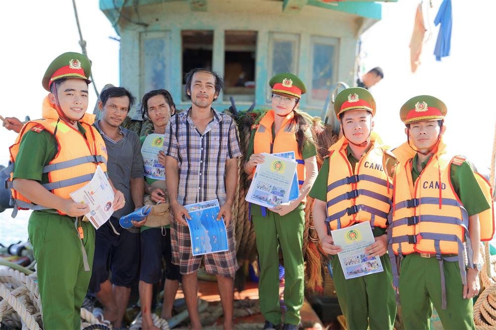 Mô hình Vận động giao nộp vũ khí, vật liệu nổ, công cụ hỗ trợ và pháo được quà được đồng chí Hồng An Xuyên tham mưu với Ban Chỉ huy xây dựng Kế hoạch tổ chức thực hiện.