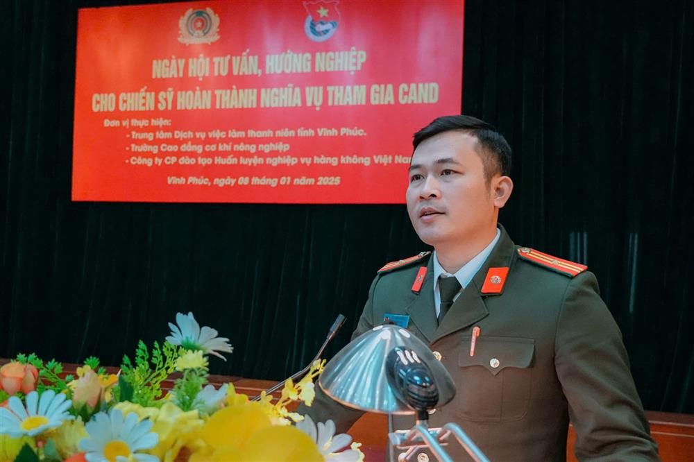 2. Thiếu tá Đỗ Văn Cường, Trưởng Ban Thanh niên Công an tỉnh phát biểu khai mạc tại Ngày hội.