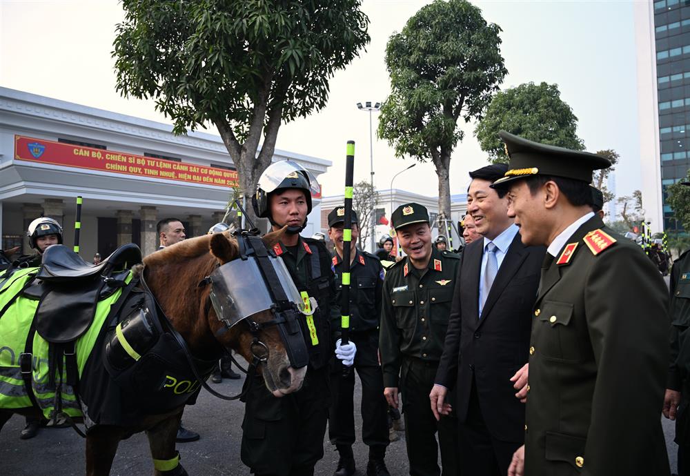 Chủ tịch nước Lương Cường, Bộ trưởng Lương Tam Quang cùng các đồng chí lãnh đạo thăm hỏi, động viên CBCS CSCĐ đang thực hiện nhiệm vụ.