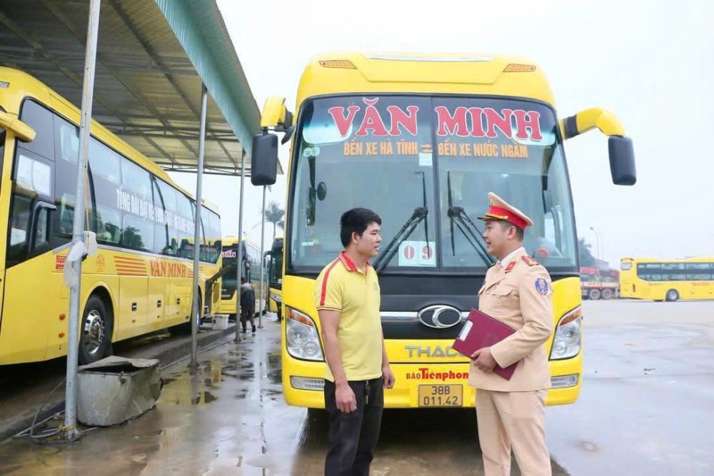 Lực lượng Công an tỉnh Hà Tĩnh đẩy mạnh tuyên truyền nâng cao ý thức chấp hành trật tự, an toàn giao thông đến các nhà xe.