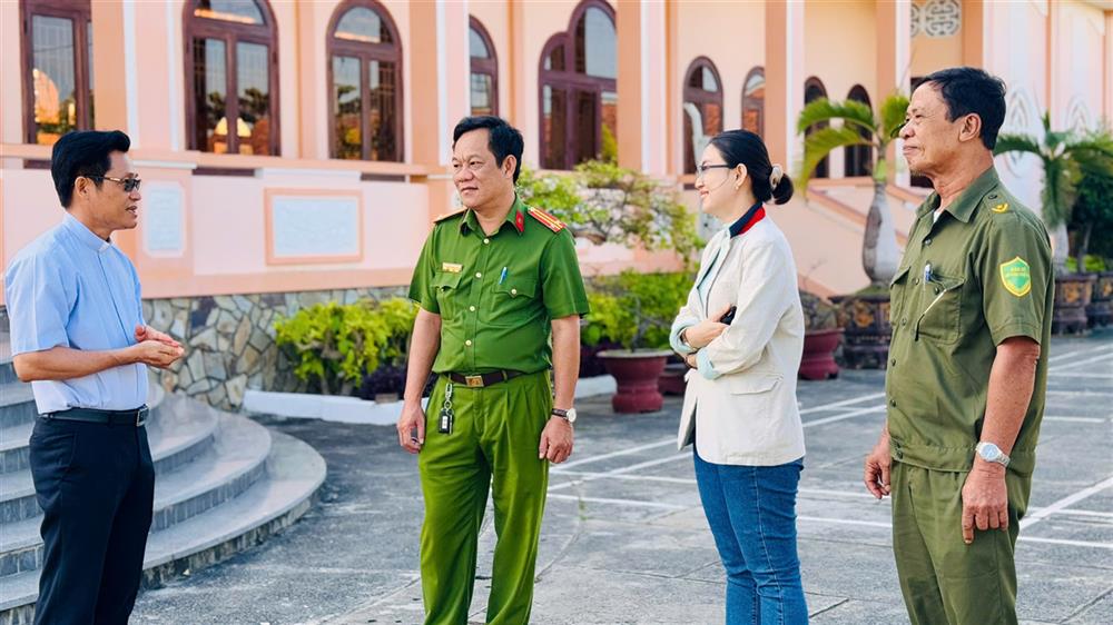 Trung tá Nguyễn Thanh Nhân thường xuyên xuống địa bàn nắm bắt tâm tư, nguyện vọng, ý kiến đóng góp, kiến nghị của nhân dân.