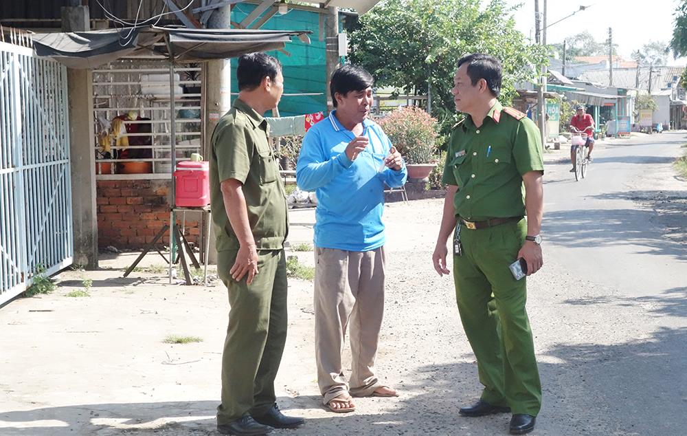 Trung tá Nguyễn Thanh Nhân cùng người dân địa phương khảo sát các tuyến đèn đường.