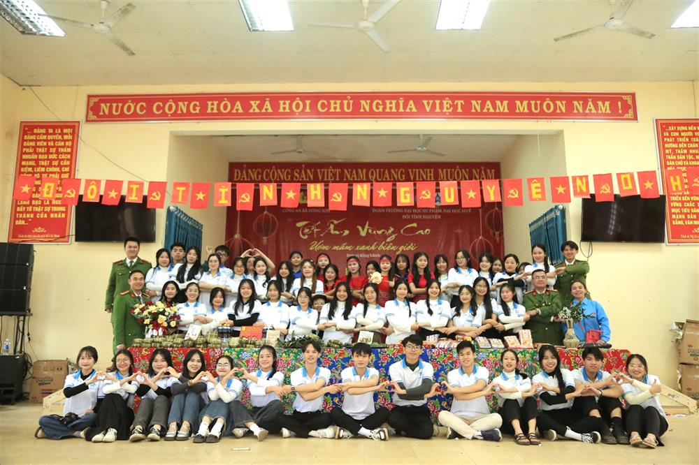 Công an xã Đông Sơn và Đội tình nguyện Đoàn Trường ĐH Sư phạm, Đại học Huế tại Chương trình Tết ấm vùng cao – ươm mầm xanh biên giới”.