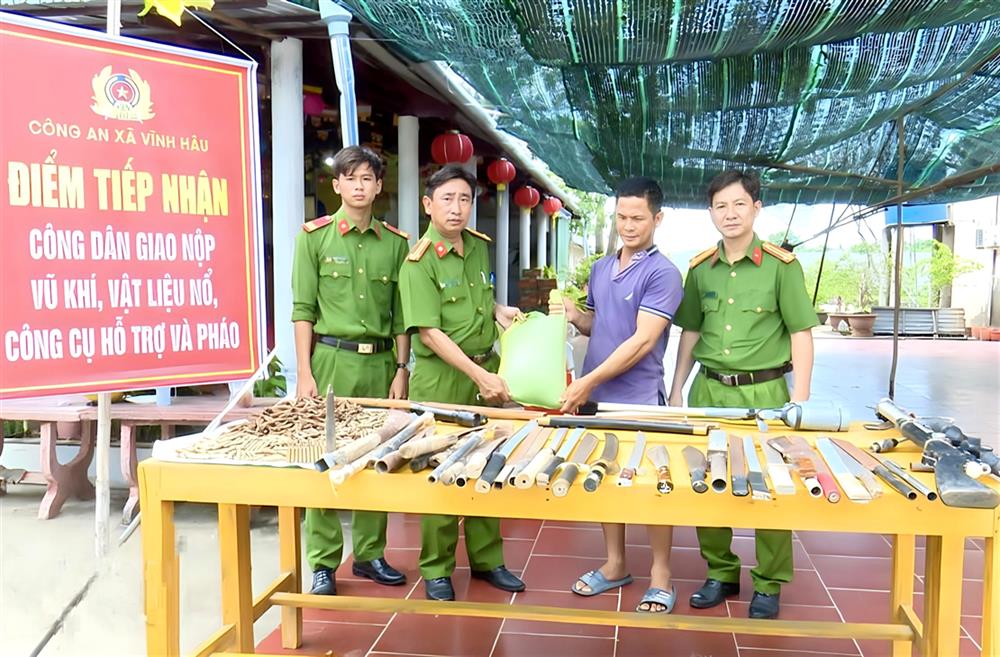 Nhờ làm tốt công tác tuyên truyền, vận động nên người dân rất tích cực đến Công an xã để giao nộp các loại VK, VLN, CCHT.