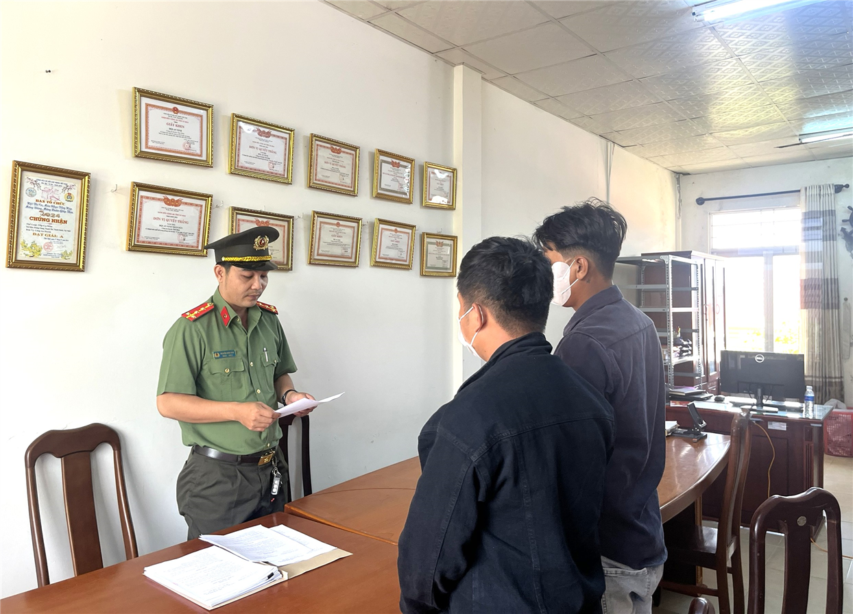 Công an huyện Thới Bình ra quyết định xử phạt vi phạm hành chính với 02 cá nhân.