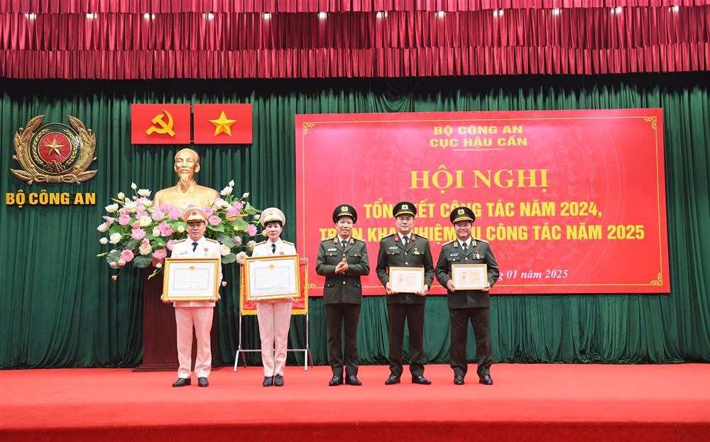Thứ trưởng Lê Văn Tuyến trao Kỷ niệm chương Vì sự nghiệp kiểm tra của Đảng và Huy chương Vì an ninh Tổ quốc tặng các đồng chí có thành tích xuất sắc.