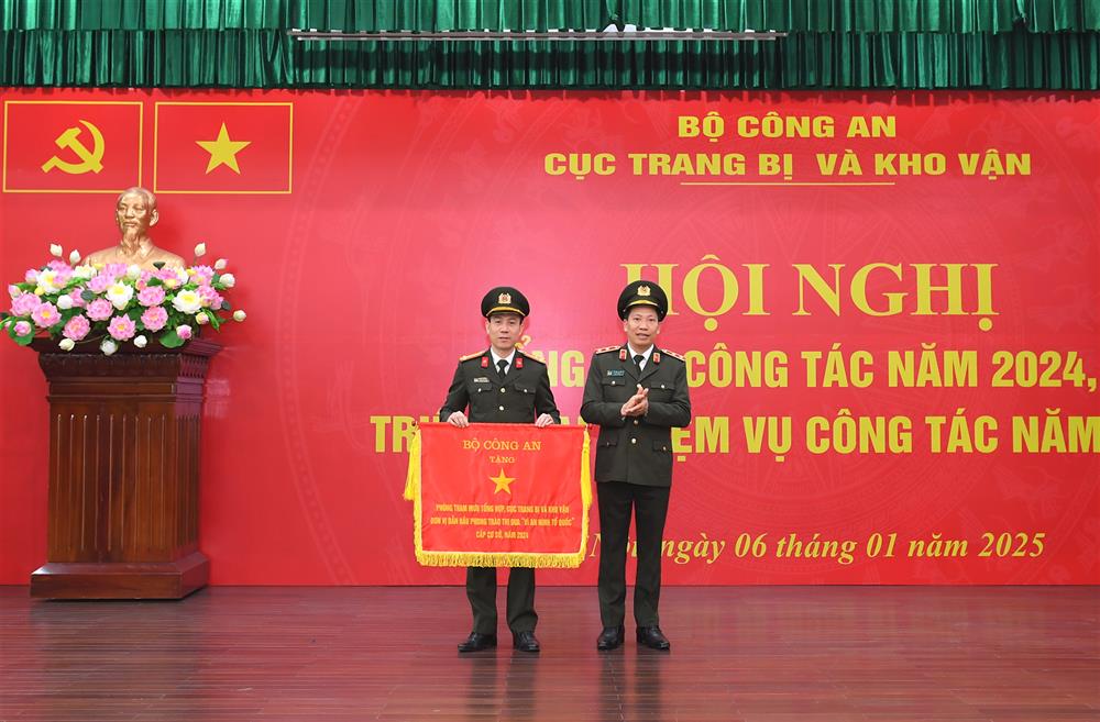 Thứ trưởng Lê Văn Tuyến trao Cờ thi đua của Bộ Công an tặng Phòng Tham mưu tổng hợp, Cục Trang bị và kho vận.
