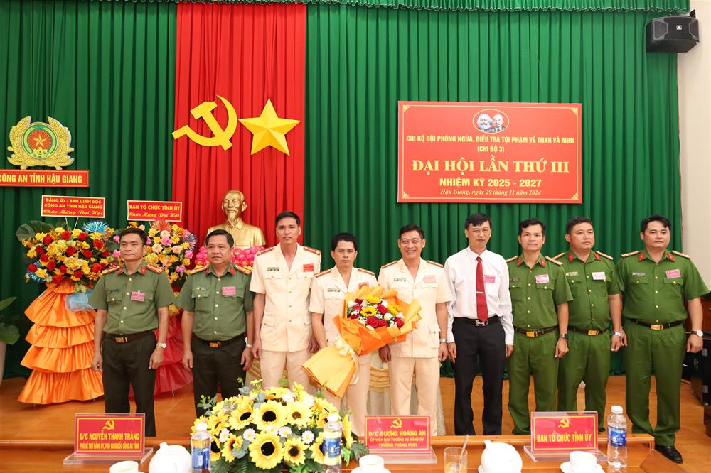 Đại tá Nguyễn Thanh Tràng, Phó Bí thư Đảng ủy, Phó Giám đốc Công an tỉnh dự chỉ đạo đại hội chi bộ điểm trong Công an tỉnh, nhiệm kỳ 2025 – 2027.