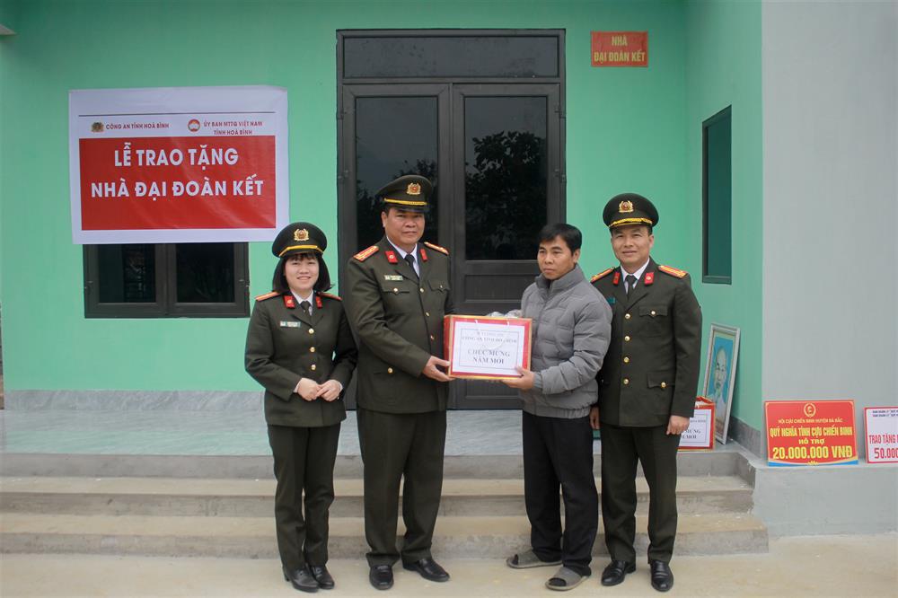 Đại tá Nguyễn Thành, Phó Giám đốc Công an tỉnh trao quà tặng hộ gia đình ông Đinh Công Xiển .