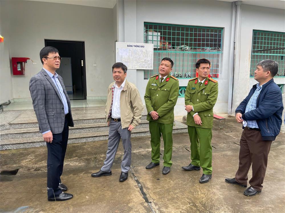 Đại tá Phạm Kim Đĩnh, Giám đốc Công an tỉnh và đồng chí Đại tá Nguyễn Thành Chung, Phó Giám đốc Công an tỉnh kiểm tra công tác tiếp nhận cơ sở cai nghiện ma tuý.