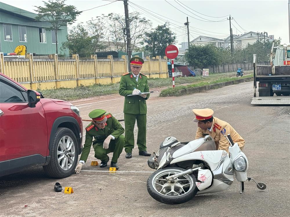Cán bộ Phòng KTHS Công an thành phố Huế khám nghiệm hiện trường vụ tai nạn giao thông.
