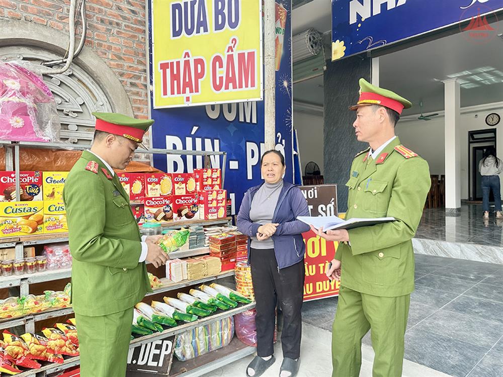 Công an thị trấn Đại Đình, huyện Tam Đảo tuyên truyền đến các hộ kinh doanh chấp hành nghiêm quy định của pháp luật.