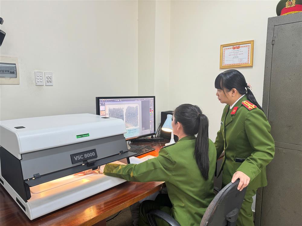 Cán bộ Phòng KTHS Công an thành phố Huế giám định tài liệu vụ án.