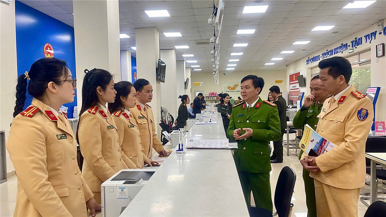 Đại tá Đỗ Tiến Thuỳ, Phó Giám đốc Công an tỉnh kiểm tra công tác tiếp nhận cấp đổi giấy phép lái xe của lực lượng Cảnh sát giao thông tại Trung tâm hành chính công tỉnh.