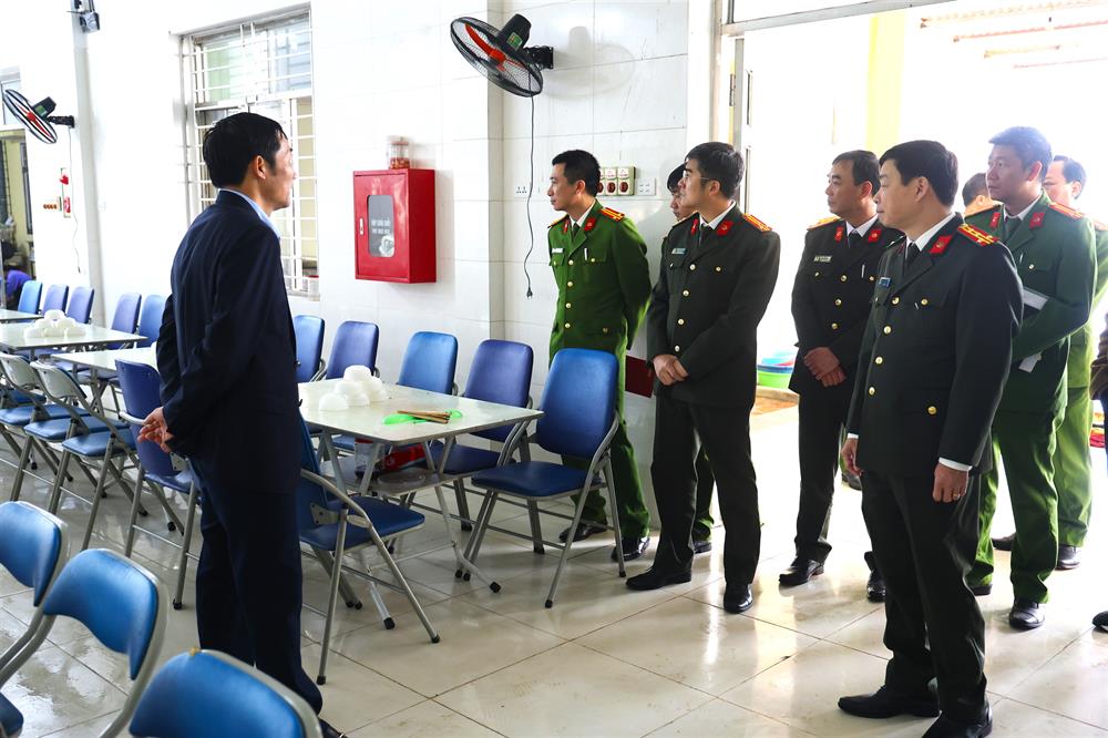 Đại tá Nguyễn Quang Vinh, Giám đốc Công an tỉnh cùng Đoàn công tác kiểm tra cơ sở vật chất tại cơ sở cai nghiện ma túy.