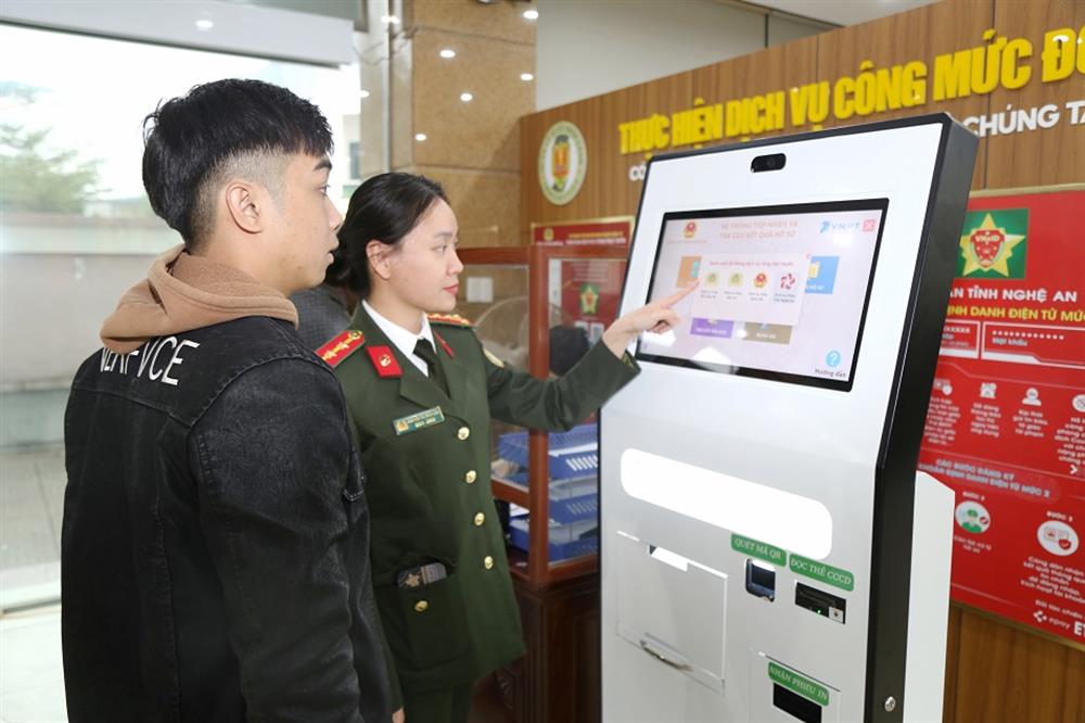 Cán bộ Phòng Quản lý XNC hướng dẫn người dân các bước đăng ký cấp hộ chiếu trên Cổng Dịch vụ công Quốc gia.