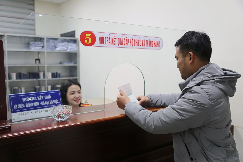Công dân đến làm thủ tục cấp hộ chiếu, giấy thông hành được cán bộ Phòng Quản lý XNC niềm nở đón tiếp nhiệt tình.