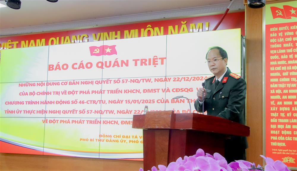 Đại tá Vũ Thanh Tùng, Phó Bí thư Đảng ủy, Phó Giám đốc Công an tỉnh quán triệt các nội dung tại Hội nghị.