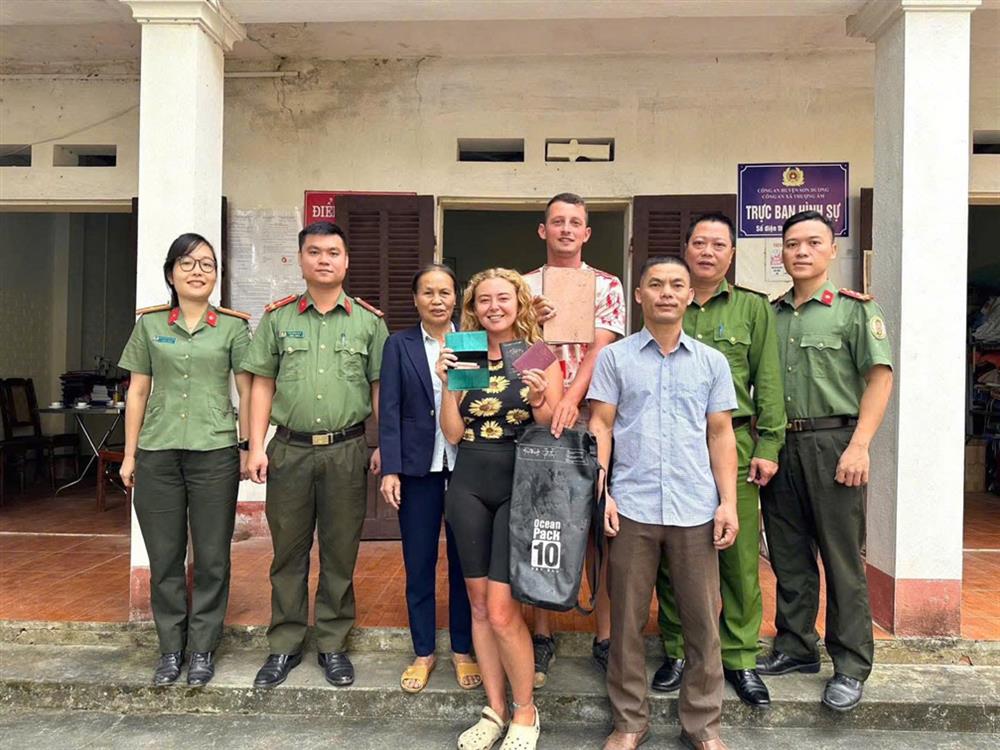Kịp thời hỗ trợ, giúp đỡ du khách người nước ngoài tìm lại tài sản bị thất lạc.