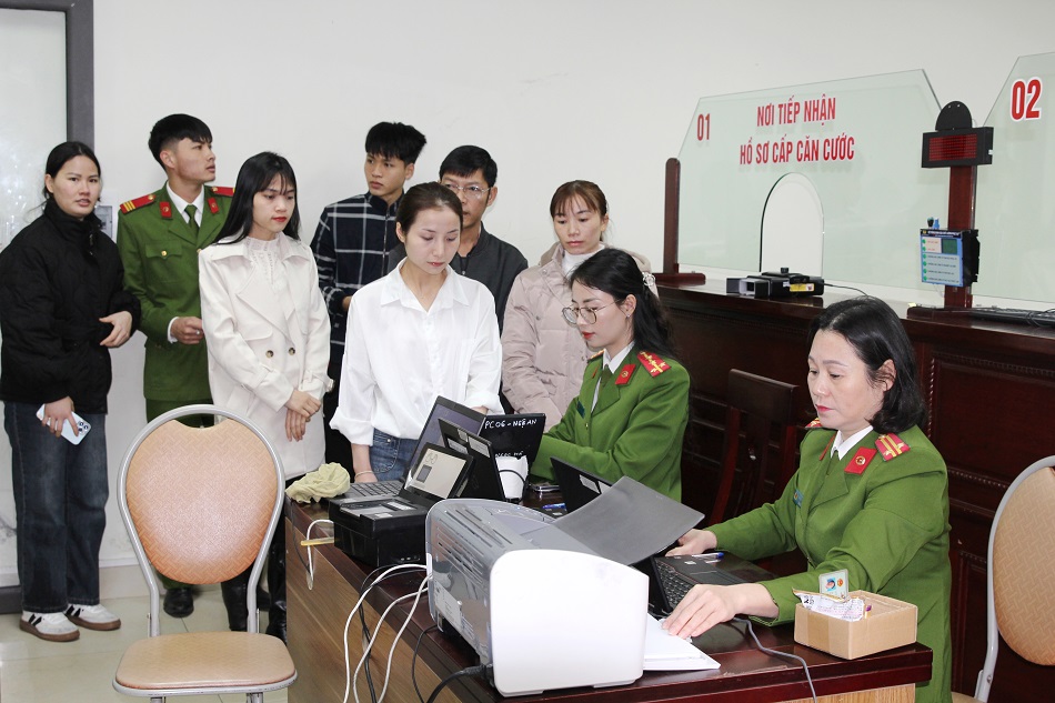 Với tinh thần “Vì Nhân dân phục vụ” và phương châm “làm hết việc, không hết giờ”, cán bộ Phòng Cảnh sát Quản lý hành chính về trật tự xã hội tập trung giải quyết nhanh chóng, tạo thuận lợi nhất cho người dân khi đến giải quyết các thủ tục hành chính.