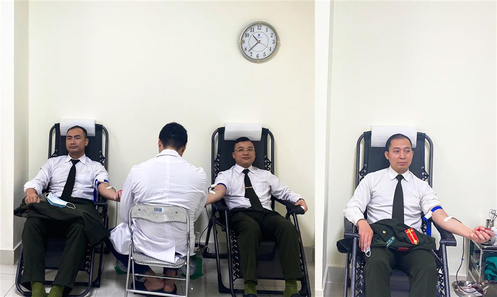 Trung tá Nguyễn Mạnh Thế, Đại úy Hà Sơn Cường, Thượng úy Trịnh Văn Đoàn thuộc Phòng Tham mưu đã nhanh chóng có mặt để hiến máu cứu bệnh nhân.