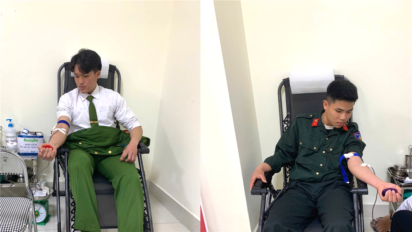 Trung sĩ Nguyễn Thế Huy, Hạ sĩ Hoàng Bảo Long thuộc Phòng Cảnh sát cơ động tham gia hiến máu.