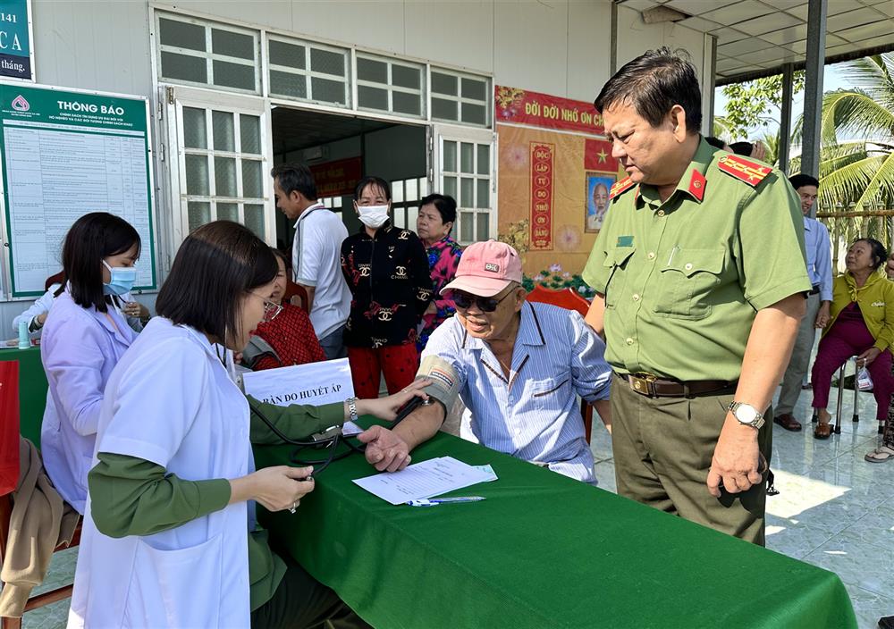 Bệnh xá Công an tỉnh Bạc Liêu tổ chức khám bệnh, cấp thuốc miễn phí cho người dân có hoàn cảnh khó khăn.