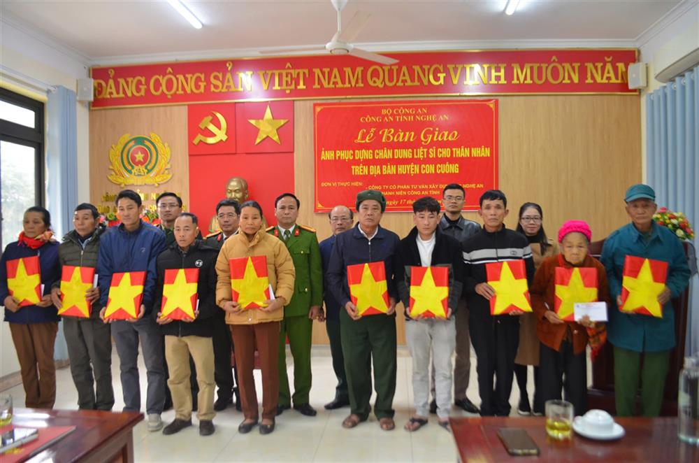 Công an Nghệ An phối hợp với các đơn vị trao di ảnh Liệt sĩ sau khi đã được phục chế tặng thân nhân.