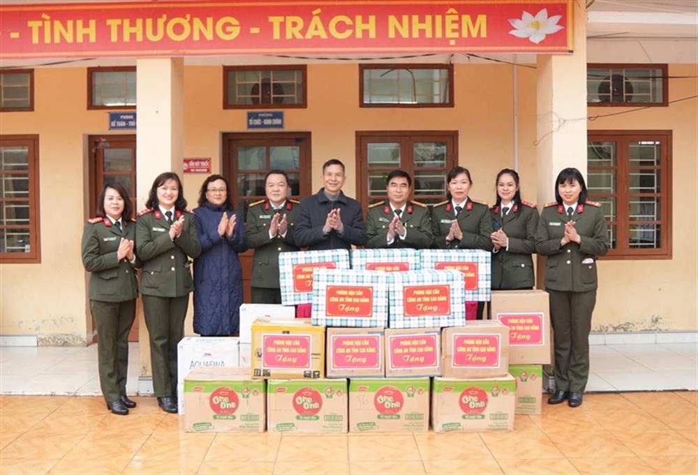 Phòng Hậu cần Công an tỉnh Cao Bằng thăm hỏi và tặng quà tại Trung tâm Bảo trợ xã hội tỉnh.
