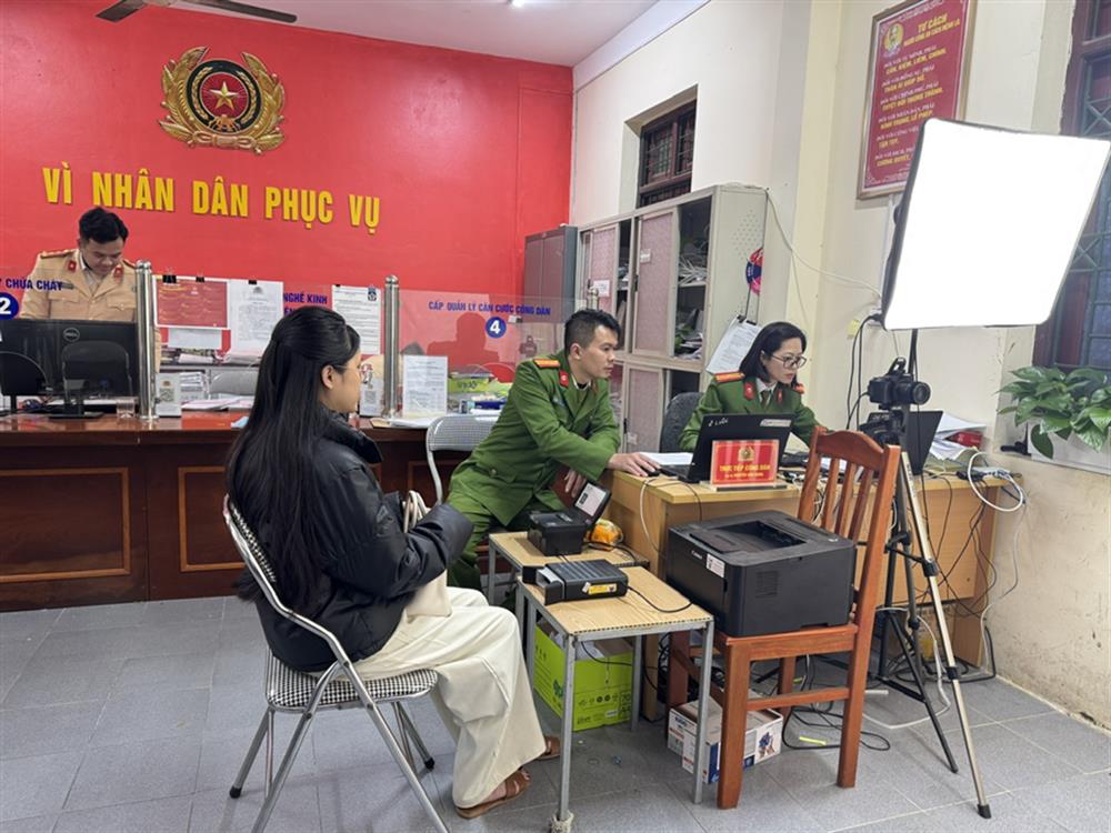 Cán bộ Đội Quản lý hành chính về trật tự xã hội, Công an thành phố Bắc Kạn tích cực thu nhận hồ sơ cấp căn cước.