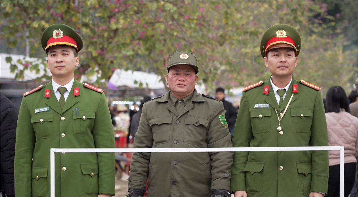 Công an thành phố lập các chốt bảo đảm ANTT tại Lễ hội Đền Kỳ Sầm, thuộc xã Vĩnh Quang, thành phố Cao Bằng.