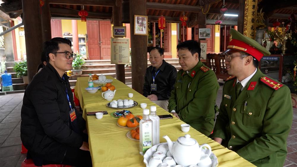 Công an xã Hưng Đạo, thành phố Cao Bằng phối hợp với Ban Tổ chức Lễ hội chùa Đống Lân trao đổi nắm tình hình ANTT.