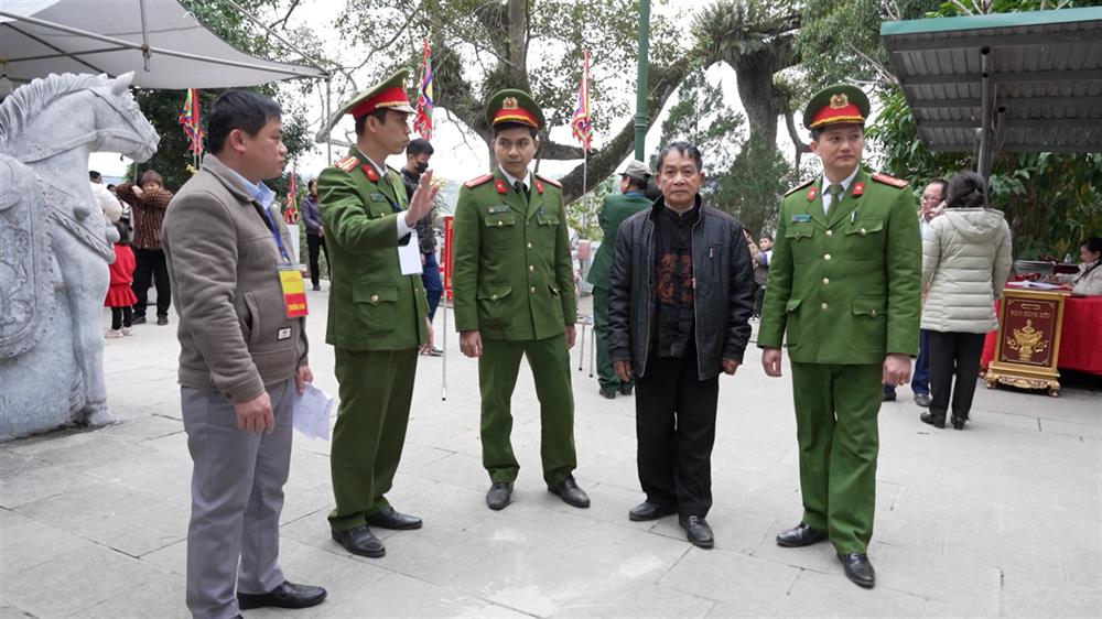 Công an xã Vĩnh Quang, thành phố Cao Bằng phối hợp với Ban Tổ chức Lễ hội Đền Kỳ Sầm trao đổi tình hình ANTT tại khu vực xung quanh đền.