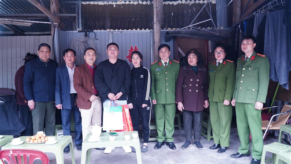 Lãnh đạo Công an tỉnh Bắc Kạn và Ngân hàng chính sách xã hội trao quà tặng các gia đình được vay vốn theo Quyết định số 22 nhân dịp Tết Nguyên đán năm 2025.