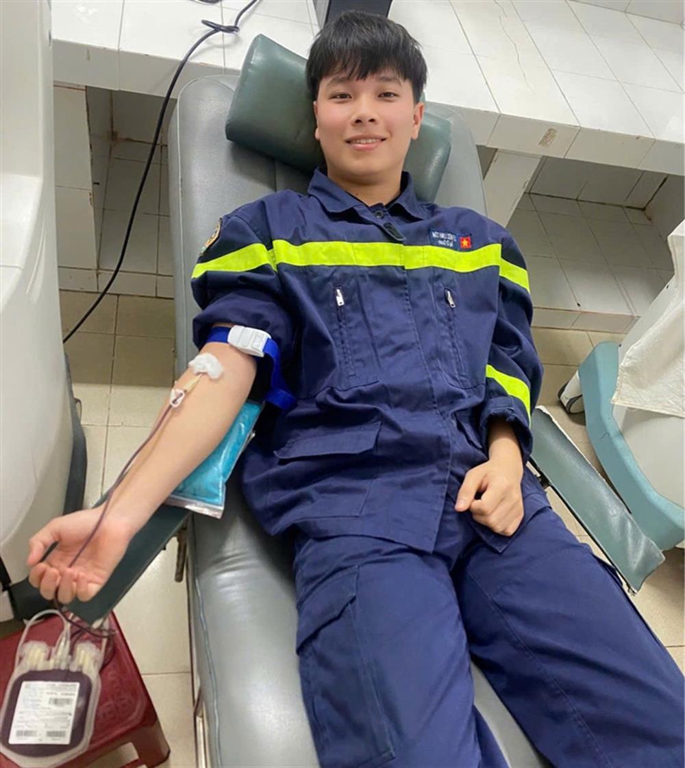 Hạ sĩ Lê Đức Linh Tâm kịp thời hiến máu cứu người.