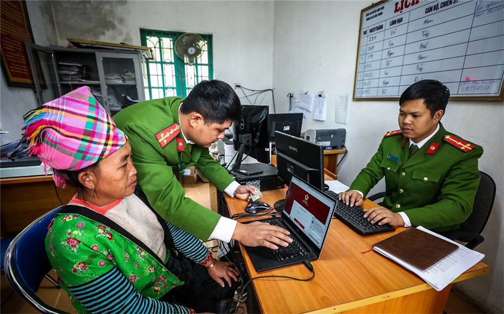 Lực lượng Công an hỗ trợ người dân trong công tác tiếp nhận hồ sơ căn cước và tài khoản định danh điện tử.