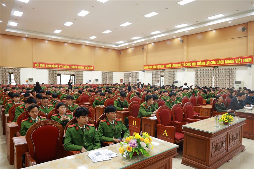 Các đại biểu và chiến sĩ dự chương trình