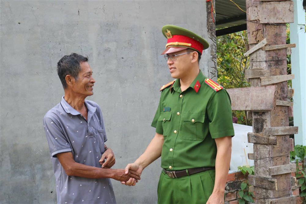 Ông Danh Bưu phấn khởi chia sẻ niềm vui với Trung tá Phạm Thanh Vũ, Trưởng Công an xã Vĩnh Hòa Hiệp.