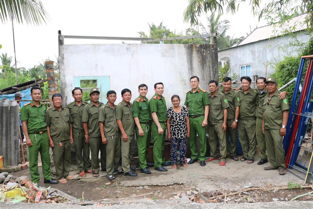 Cán bộ Công an xã và lực lượng tham gia bảo vệ an ninh trật tự cơ sở tại buổi giúp dân khởi công xây dựng công trình xóa nhà tạm, nhà dột nát.