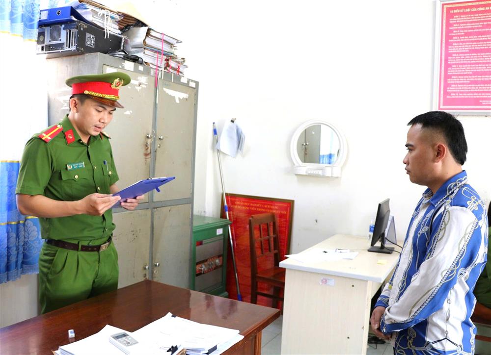 Cơ quan Công an tống đạt quyết định và lệnh đối với Trần Đình Tuy.
