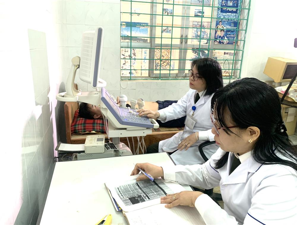 Bác sỹ Bệnh xá Công an tỉnh Hòa Bình thăm khám bệnh cho cán bộ, chiến sỹ.