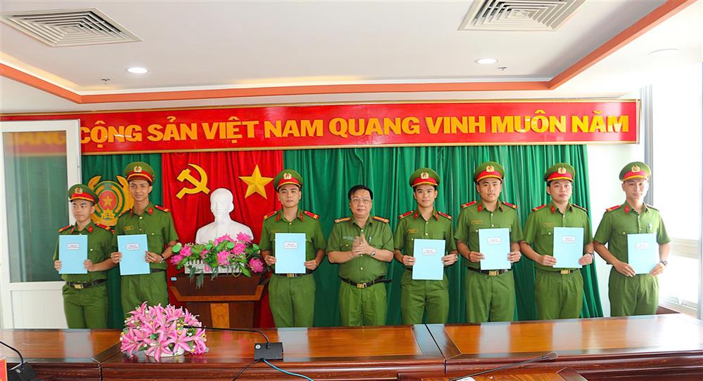 Thừa ủy quyền, Thượng tá Đỗ Văn Kháng trao Quyết định chuyển sang chế độ chuyên nghiệp cho 14 chiến sĩ